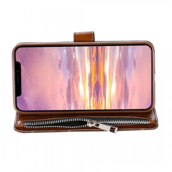Louis Vuitton Monogram Folio Clutch for iPhone 17 Series | Zipper Wallet Case with Card & Cash Slots Louis Vuitton Monogram Folio Clutch for iPhone 17 Series | Zipper Wallet Case with Card & Cash Slots